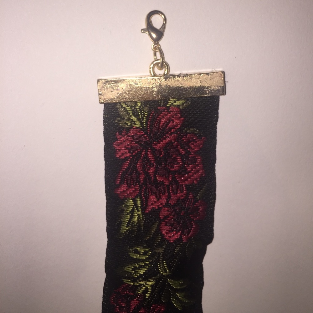 Chocker - Picture 2 of 5